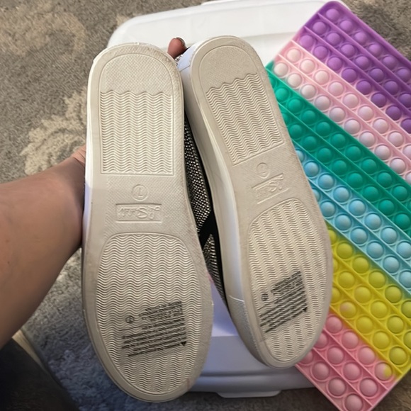 Size 7. La Sheelah slip on shoes BNWT - Picture 2 of 4